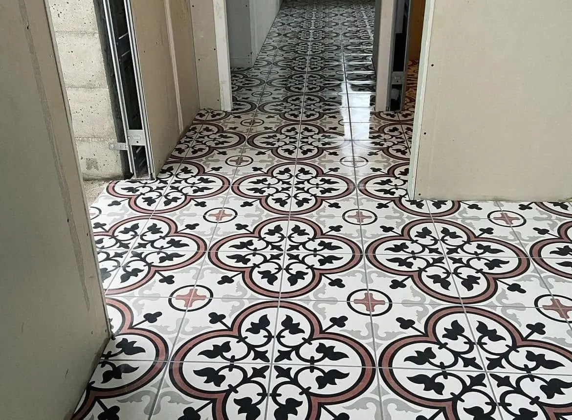 Couloir en carreaux de ciment à motifs