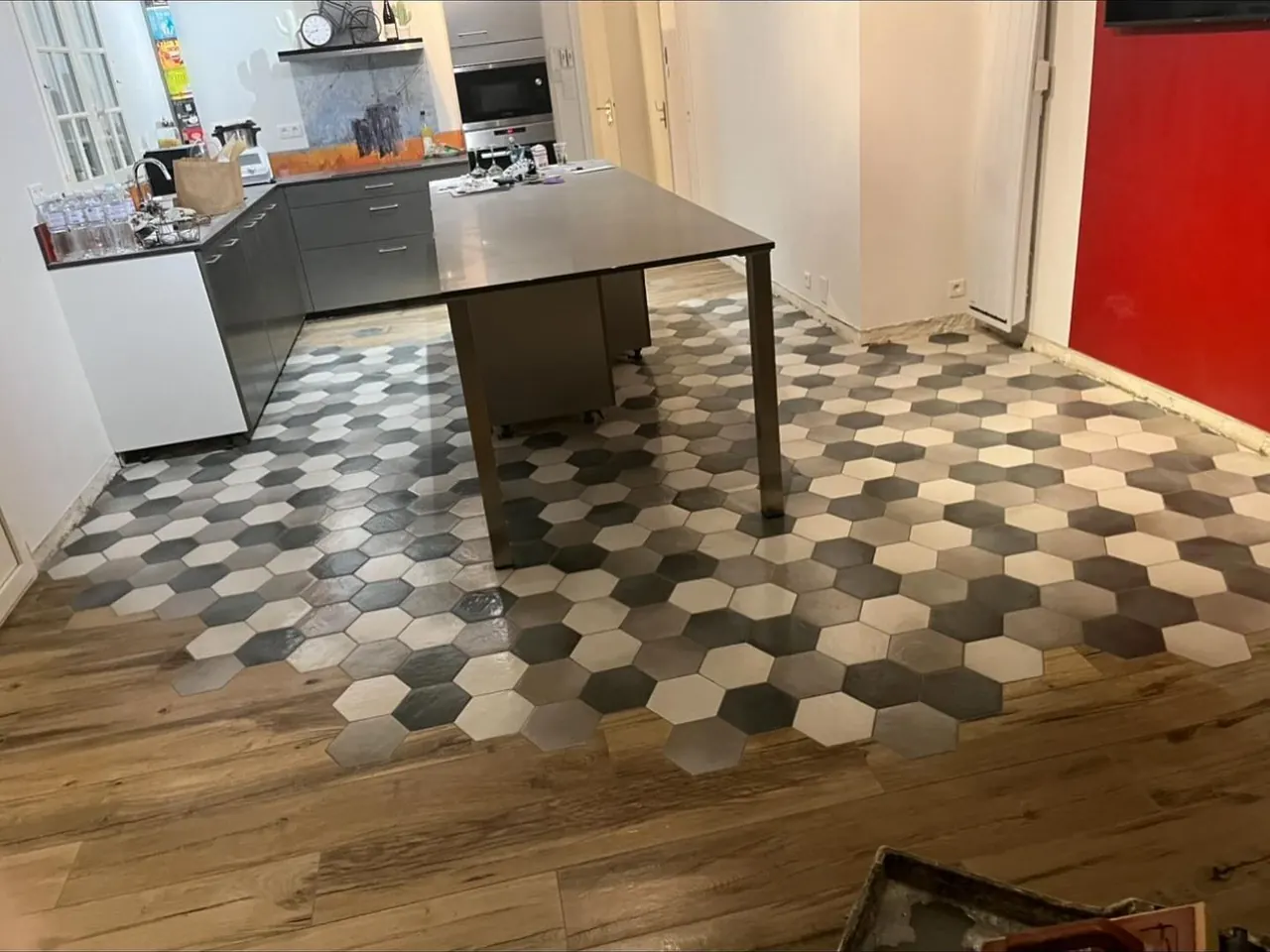 Carreaux hexagonaux en transition avec un carrelage effet bois