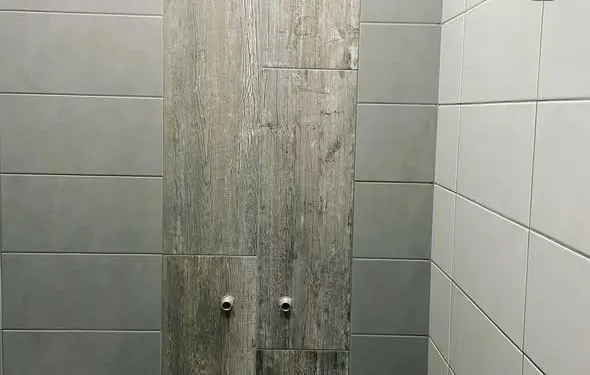 Douche, bande effet bois entre faïence grise