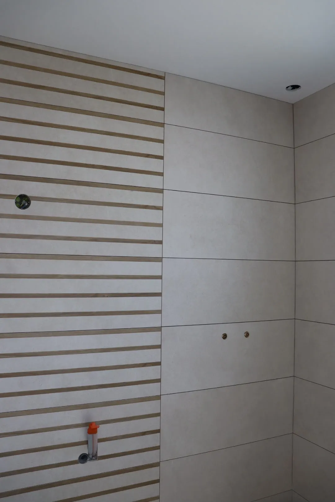 Douche avec bandes décoratives effet bois