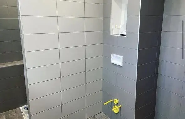Douche grise avec niche de rangement