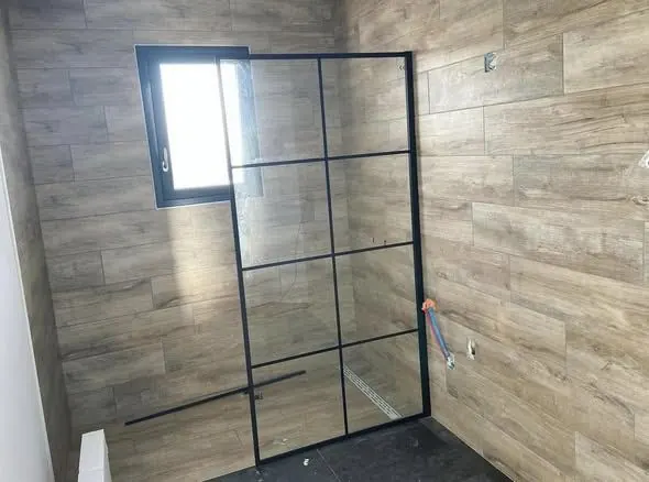 Douche à l'italienne, verrière et carrelage effet bois