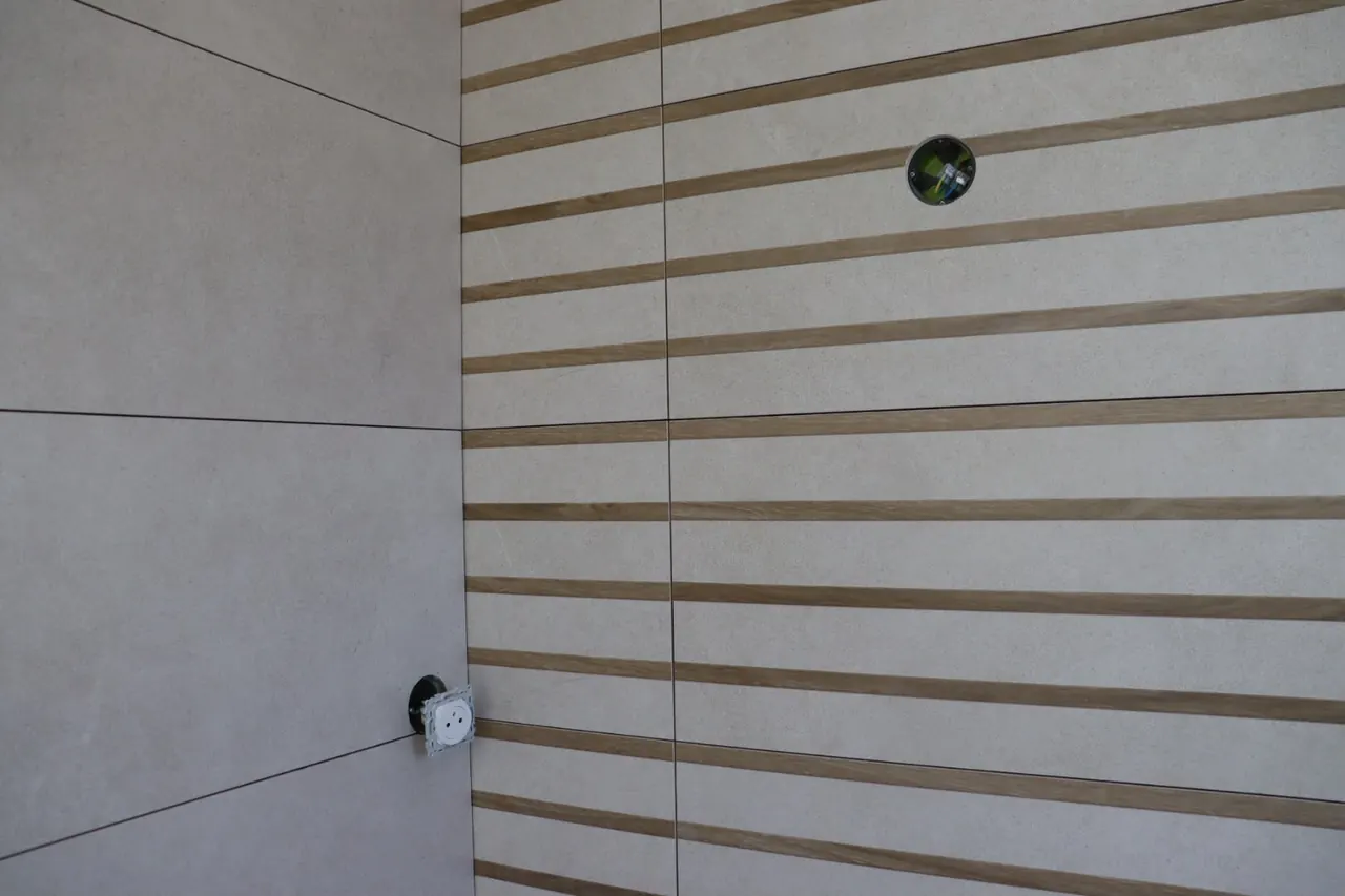 Mur en lames horizontales effet bois, faïence grand format