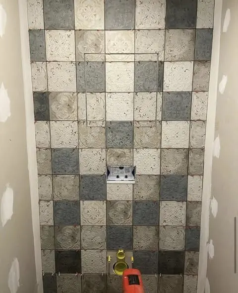 Mur de douche en carreaux à relief