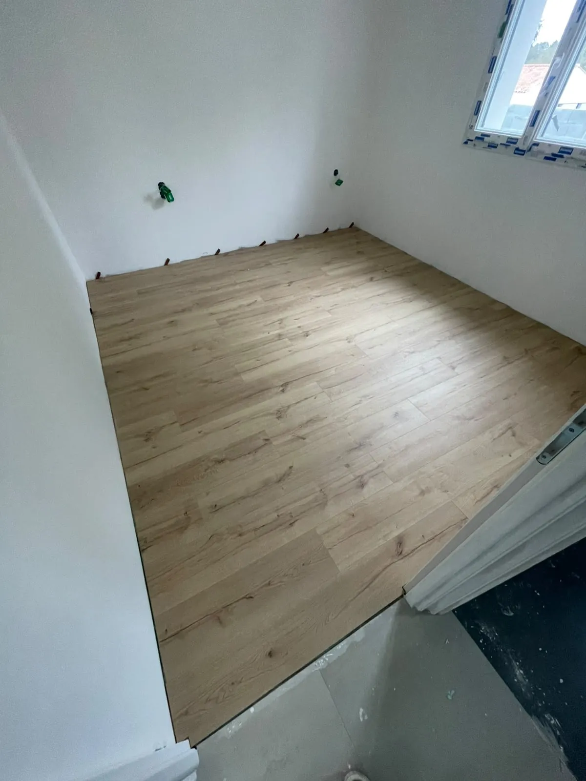 Parquet flottant posé dans une chambre de maison neuve