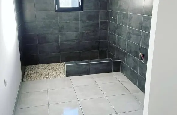 Salle d'eau anthracite, galets et banquette