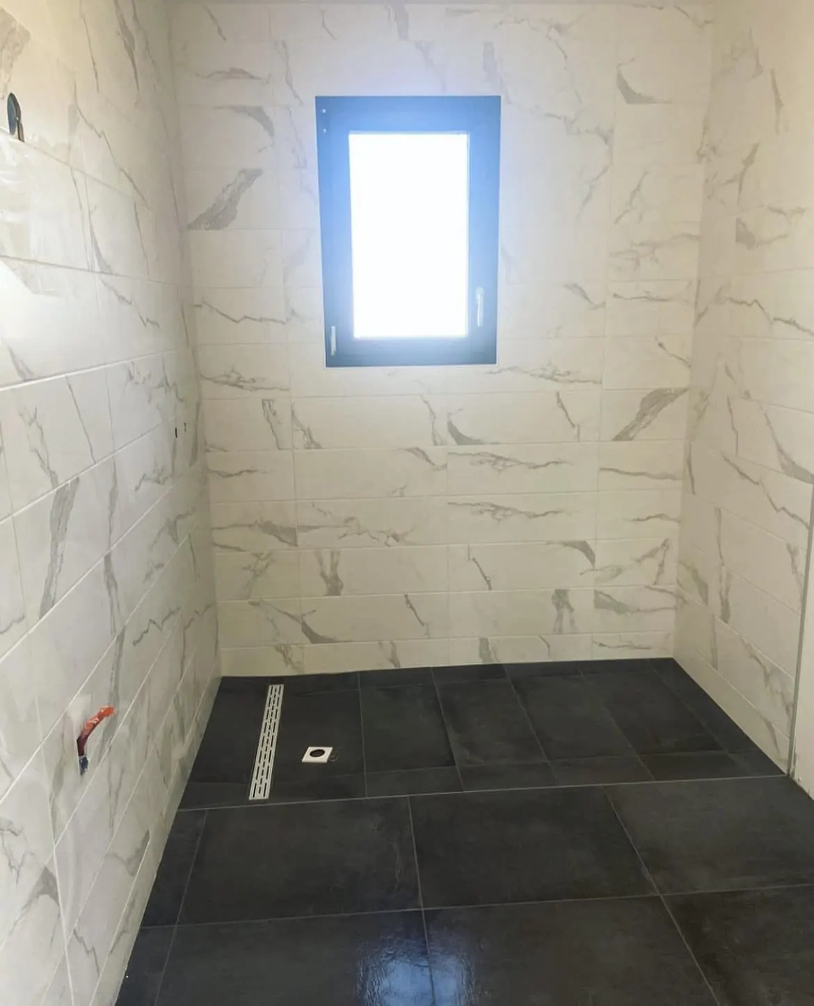 Douche en faïence effet marbre, caniveau linéaire