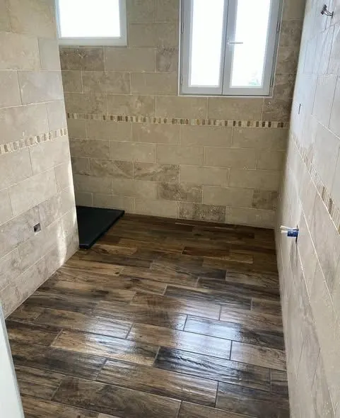 Salle de bain effet travertin, sol effet bois
