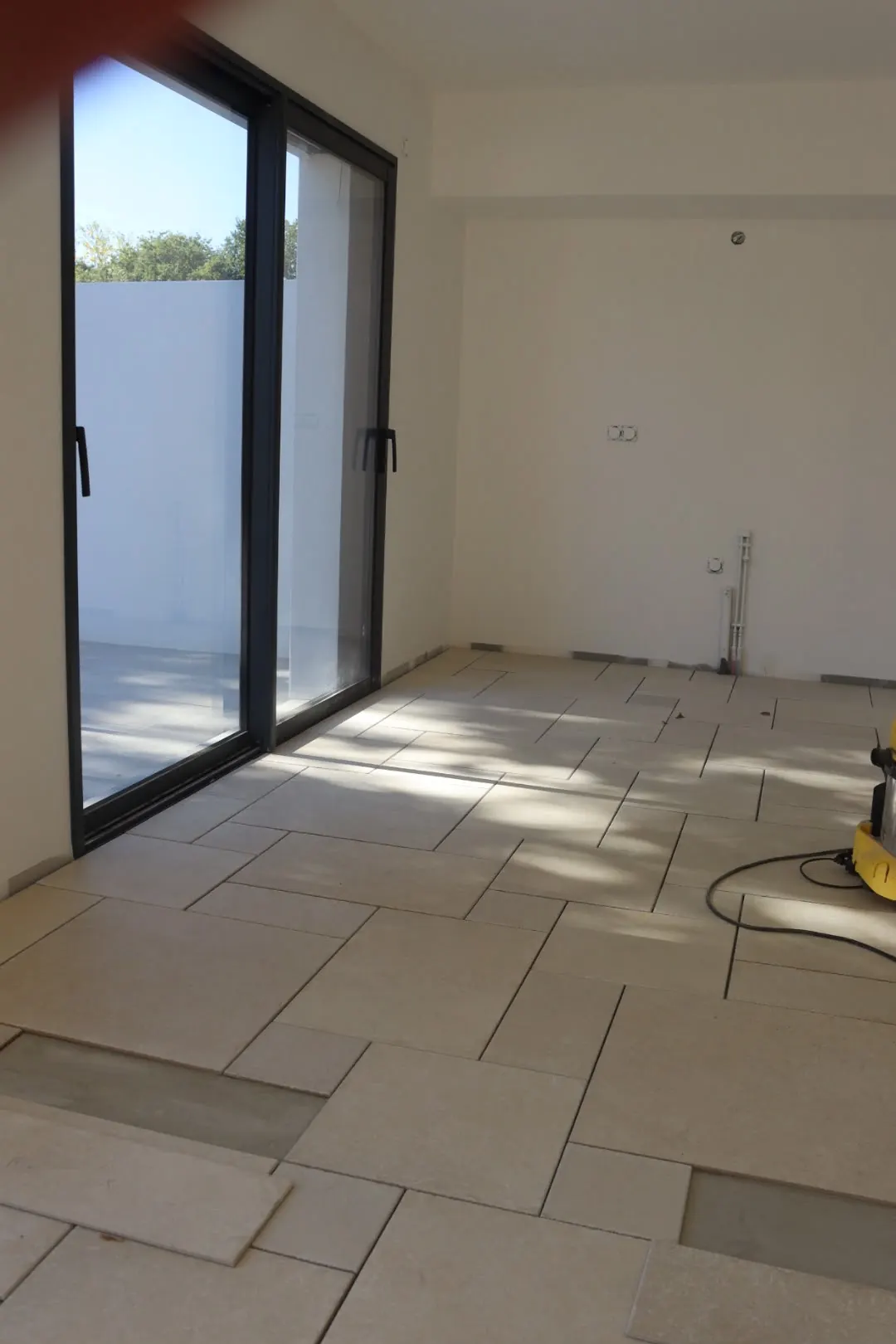 Séjour en opus effet pierre, juste avant le nettoyage de fin de chantier