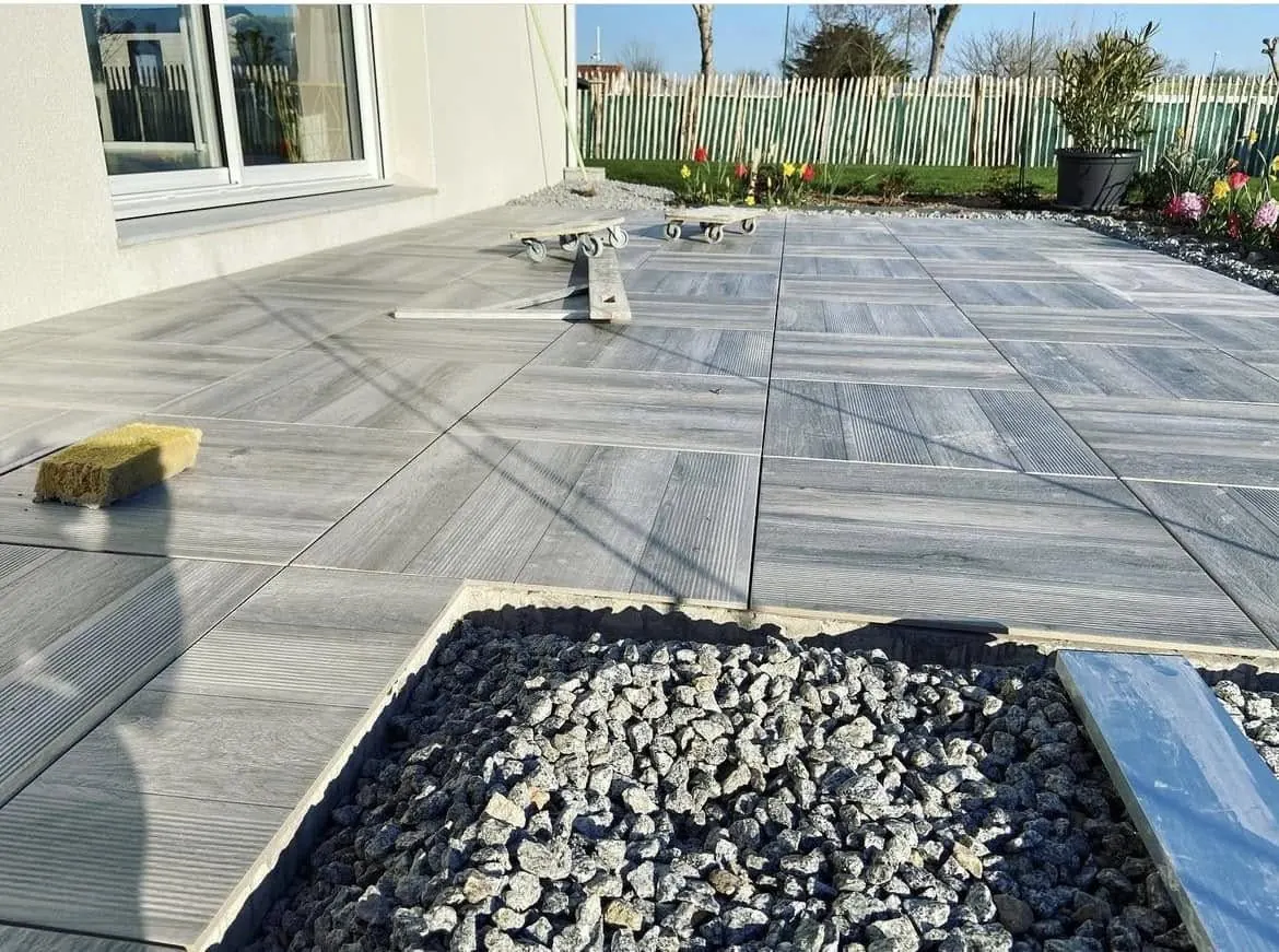 Terrasse en carrelage effet bois et massif de galets