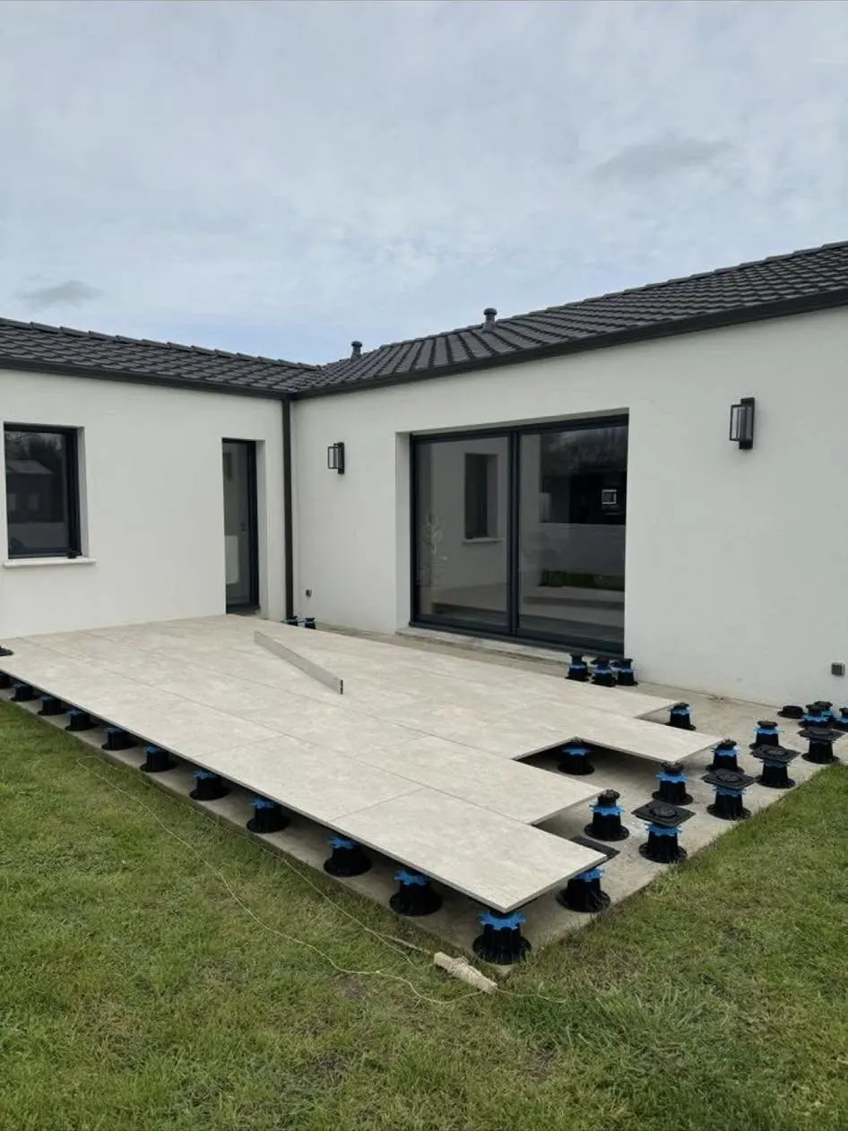 Terrasse sur plots en grand format, en cours de pose